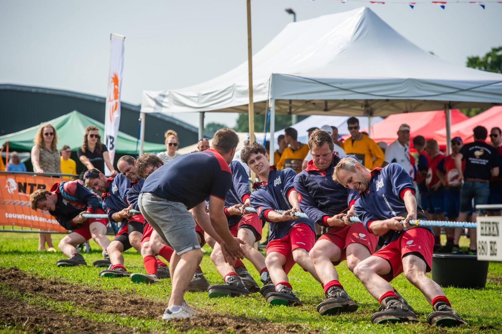 Coach naast het team tijdens een wedstrijd