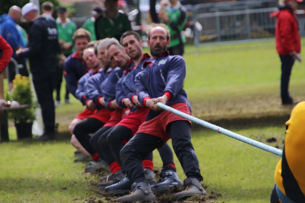 Team aan het touw op het gras