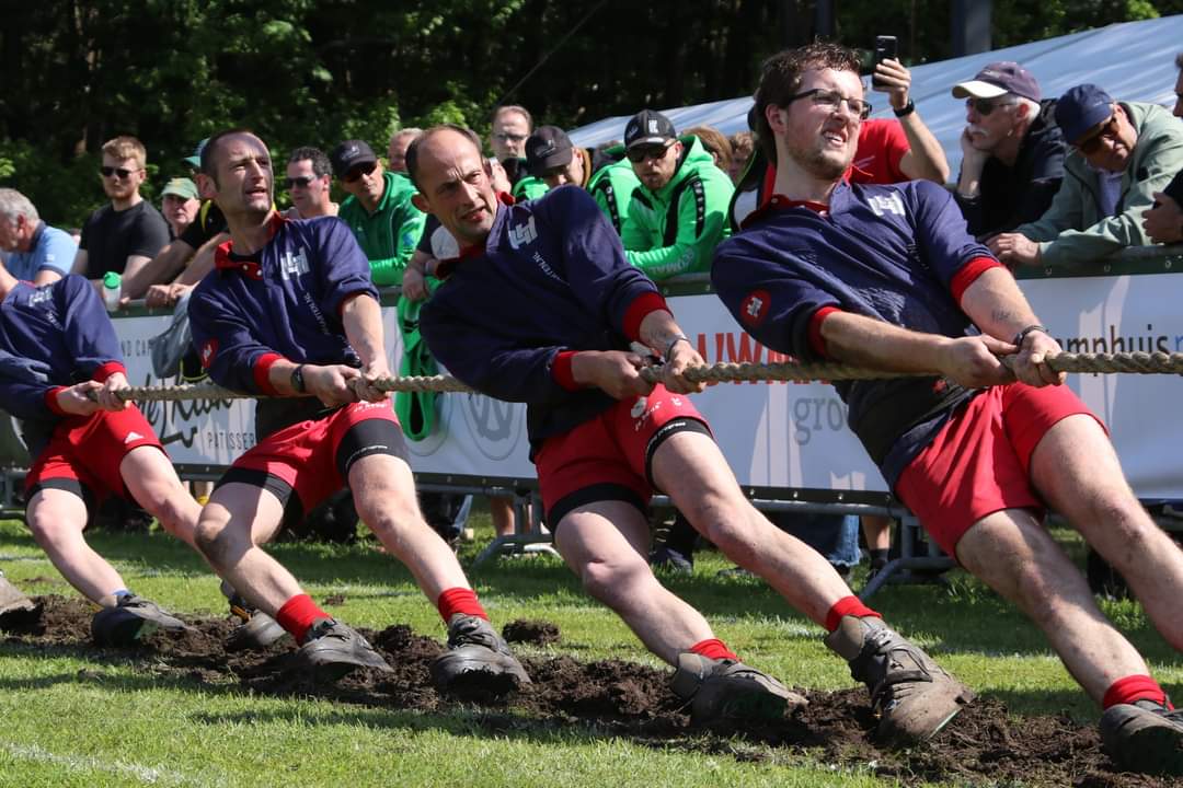Vier trekkers aan het touw