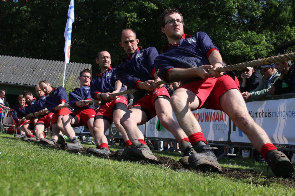 Team in de zon aan het touw