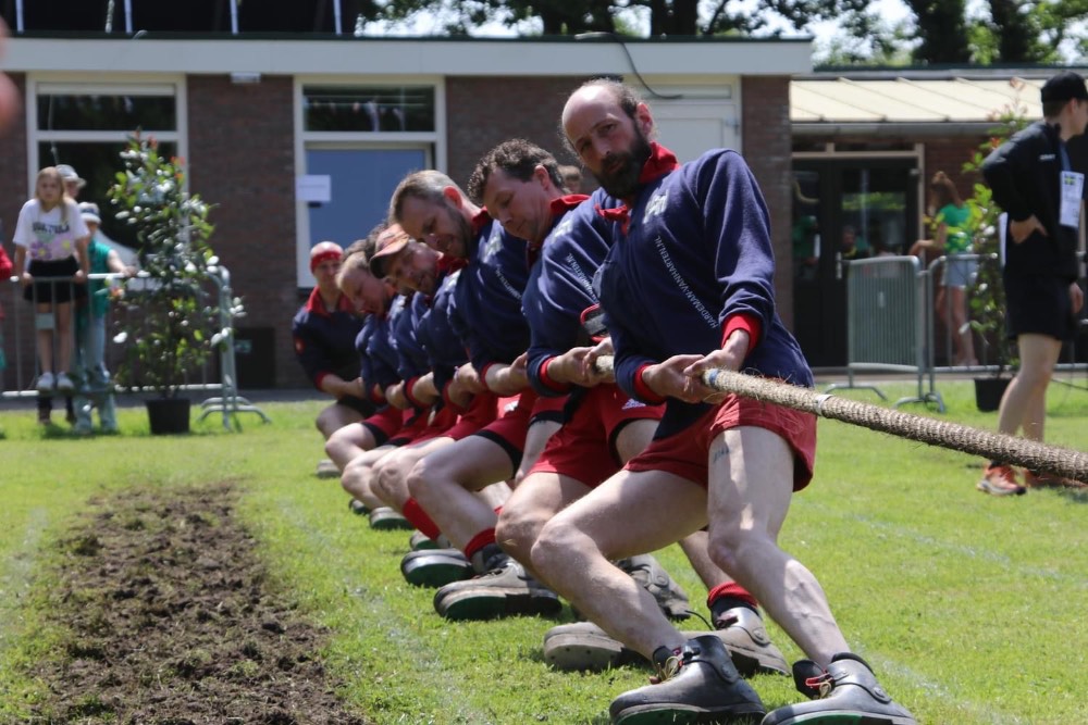 Team aan het touw op het veld
